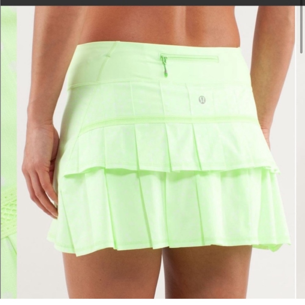 Lululemon Run: Pace Setter Skirt (Regular)
Petit Dot Faded Zap / Faded Zap